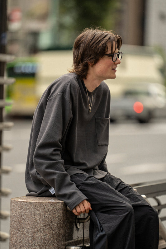 AMULET WAFFLE POCKET TEE LS CHARCOAL
