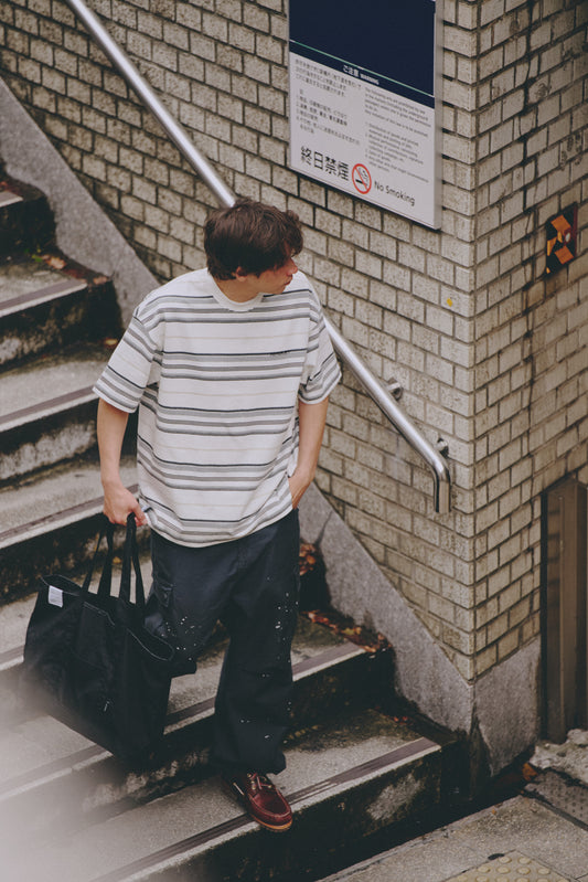 AMULET LOGO STRIPE TEE/ WHITE