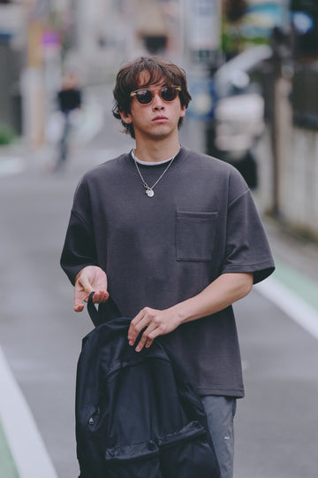 AMULET WAFFLE POCKET TEE CHARCOAL