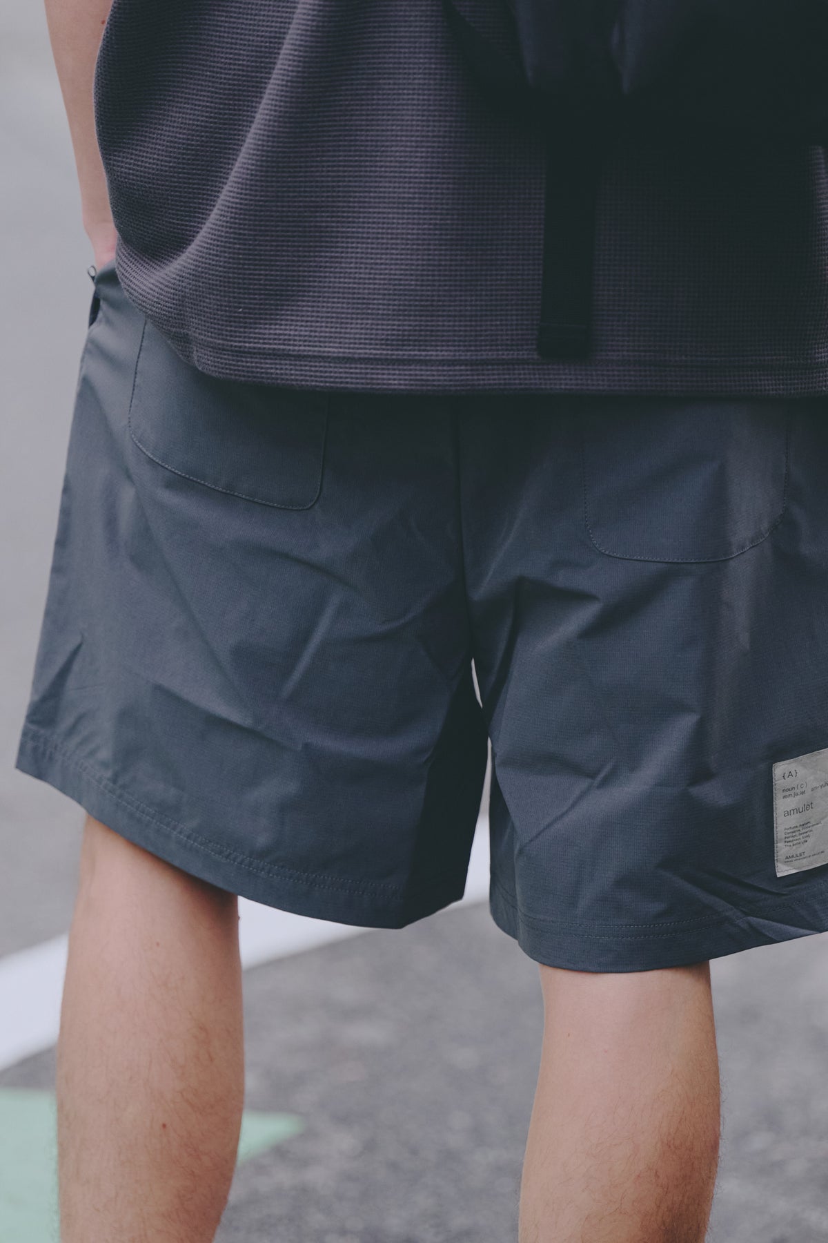 AMULET EASY SHORTS / CHARCOAL