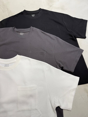 AMULET WAFFLE POCKET TEE CHARCOAL