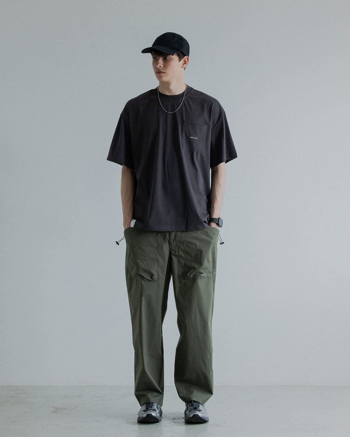 AMULET LAYER POCKET CHINO OLIVE