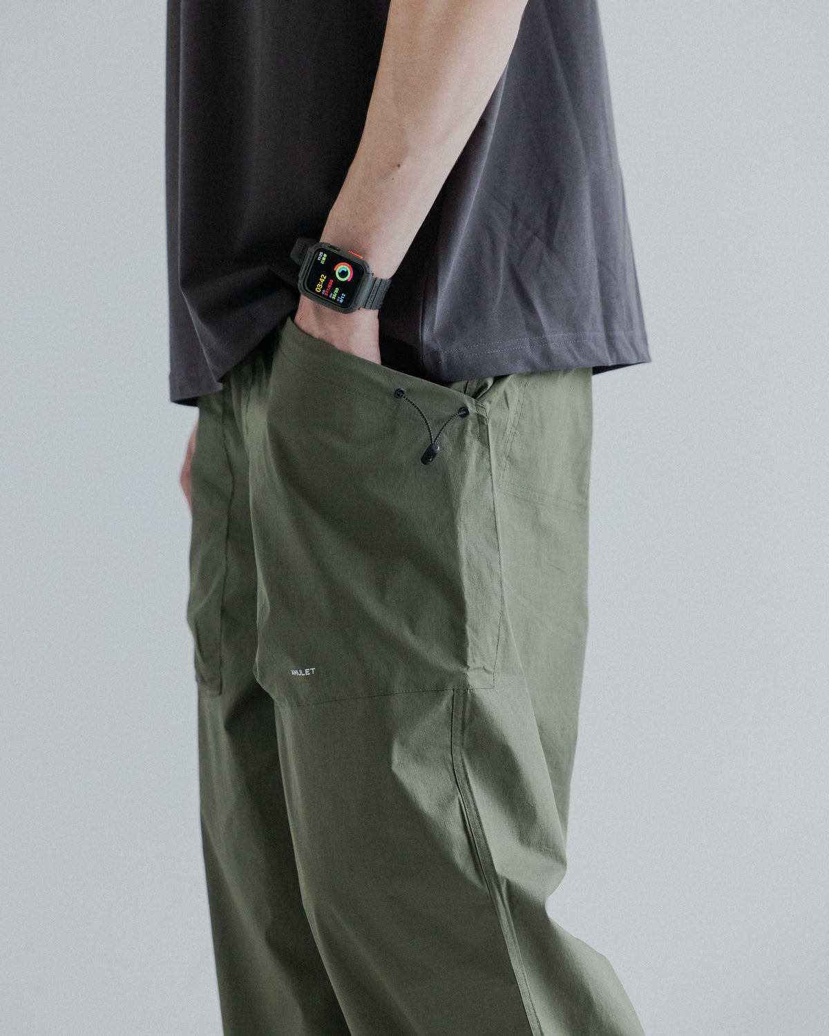 AMULET LAYER POCKET CHINO OLIVE
