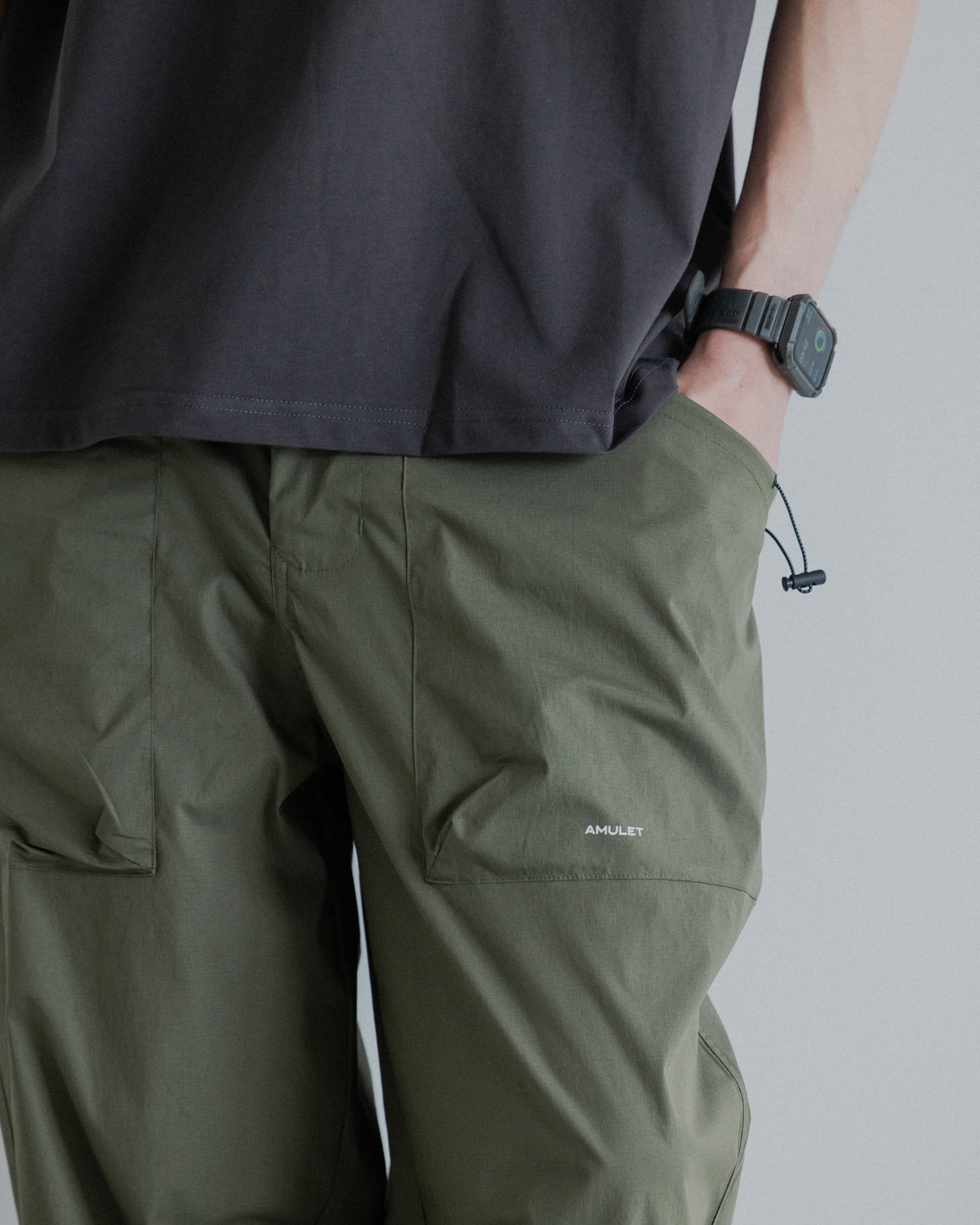 AMULET LAYER POCKET CHINO OLIVE