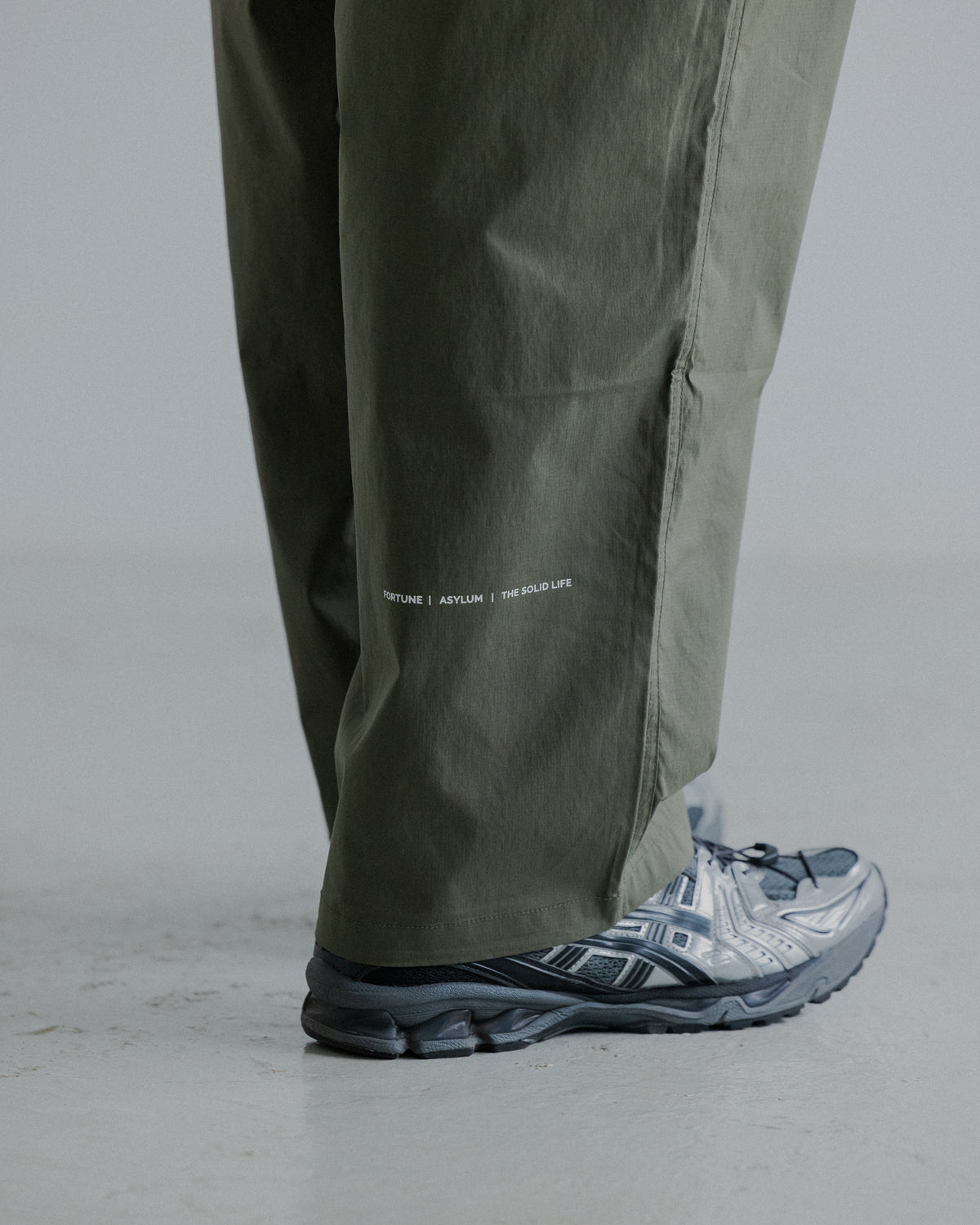 AMULET LAYER POCKET CHINO OLIVE