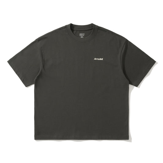 AMULET DAILY ESSENTIALS LOGO TEE/ CHARCOAL