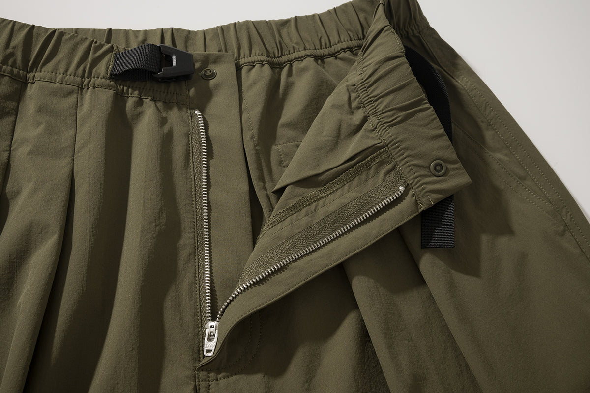 AMULET REGULAR BALLOON CHINO / BLACK