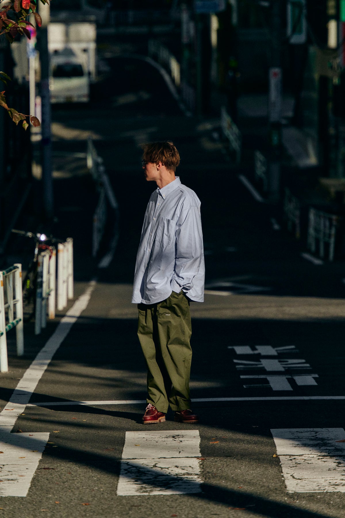 AMULET LAYER POCKET CHINO OLIVE