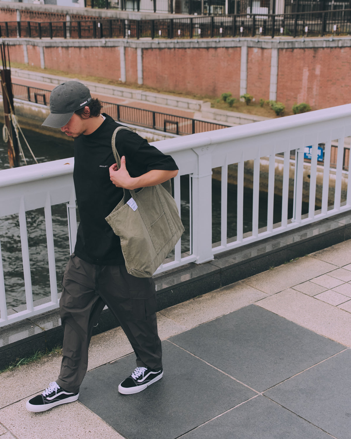 AMULET washed tote bag in olive, worn on shoulder